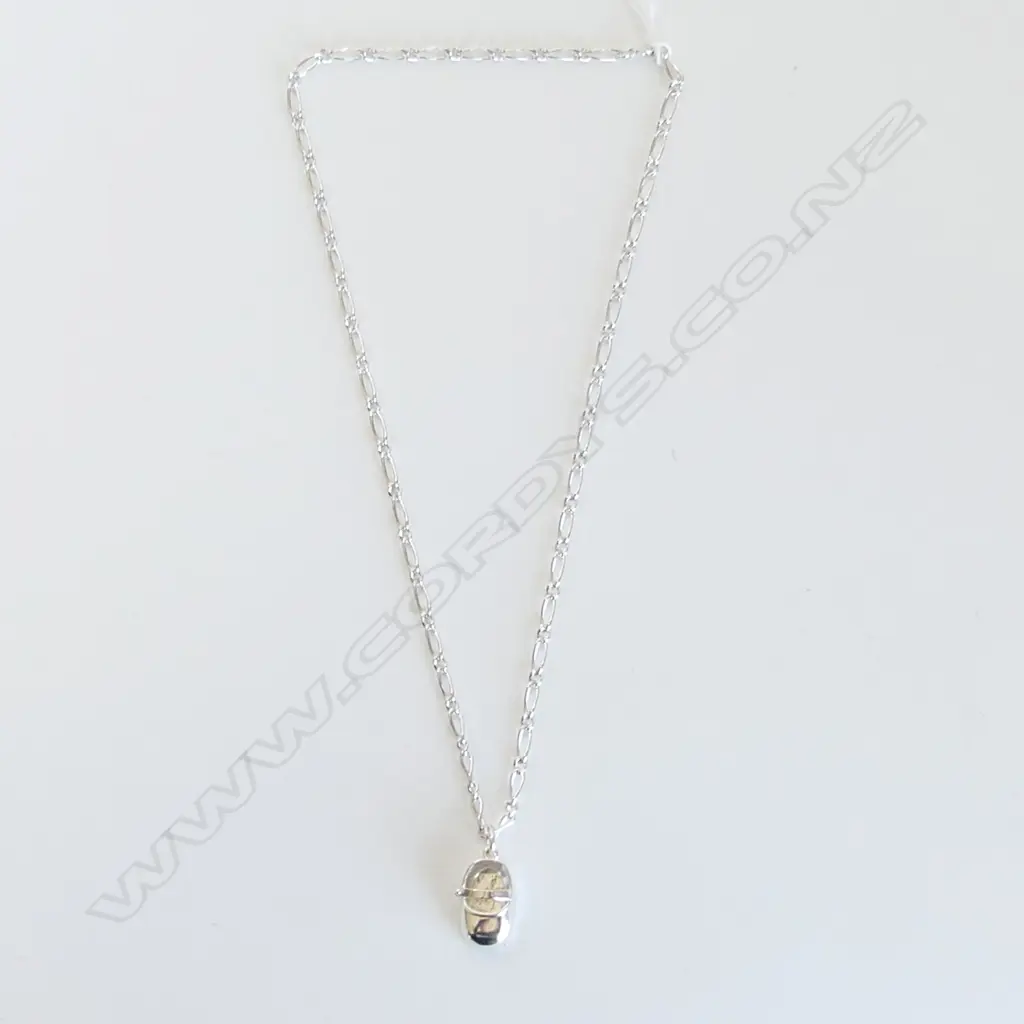 SILVER NECKLACE BABY SHOE ON CHAIN Image 1++