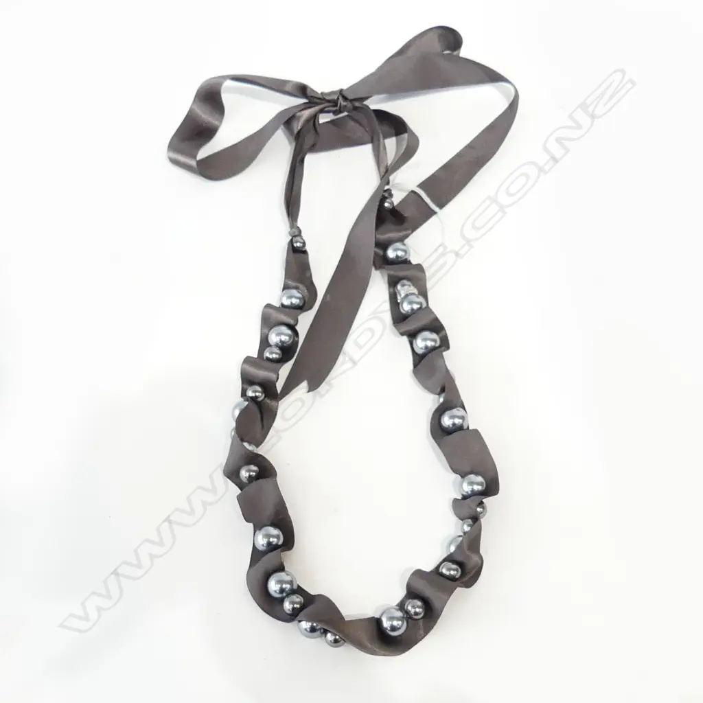 KAGI FASHION NECKLACE  RIBBON/GREY SIMULATED PEARLS Image 1++
