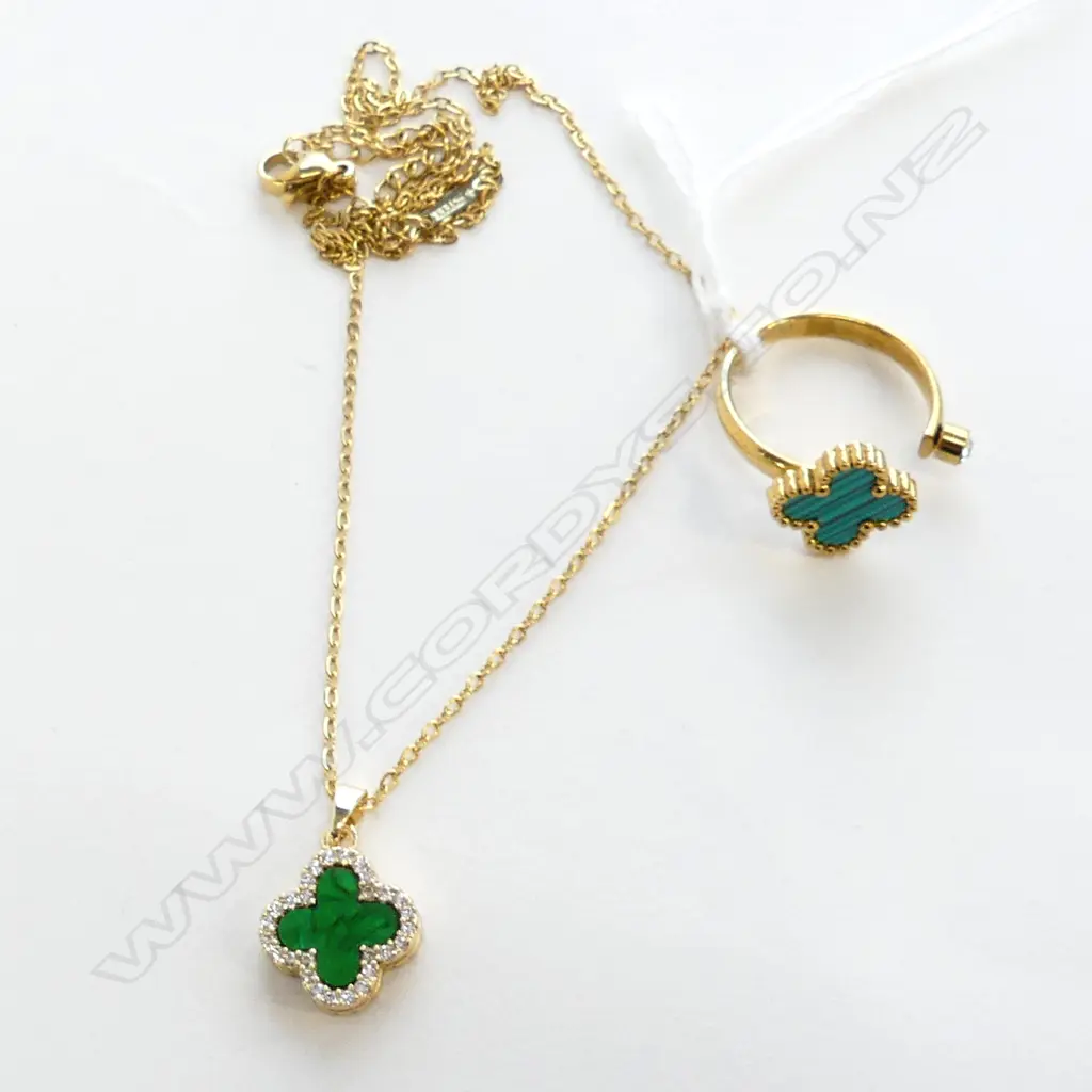 GREEN ENAMEL FOUR LEAF CLOVER FASHION JEWELLERY PENDANT & CHAIN + MATCHING RING Image 1++