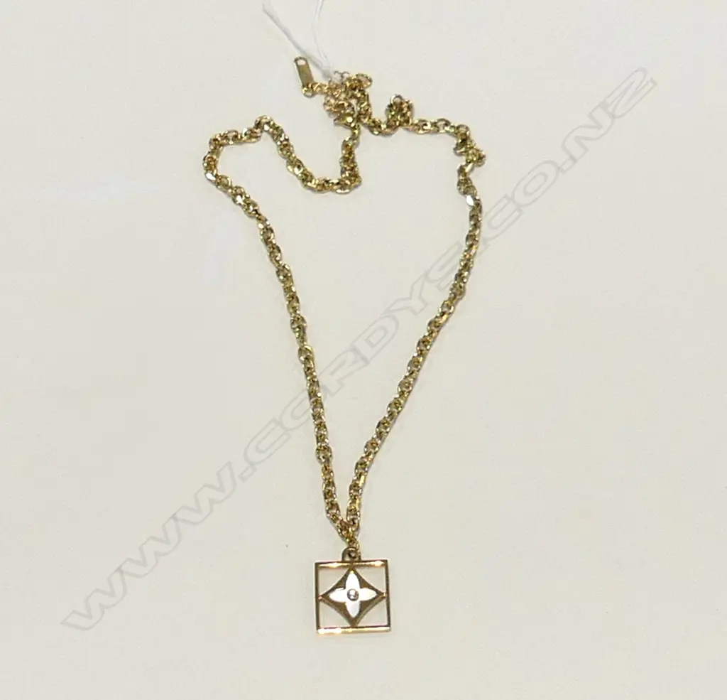 GOLD TONE FASHION JEWELLERY FLOWER MOTIF PENDANT & CHAIN  Image 1++