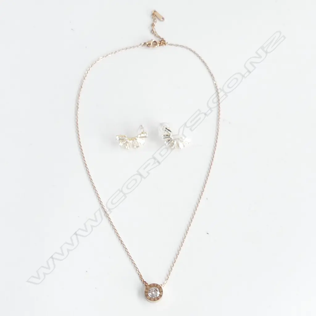 GOLD TONE FASHION JEWELLERY FAUX DIAMOND PENDANT & CHAIN + PR EARRINGS  Image 1++