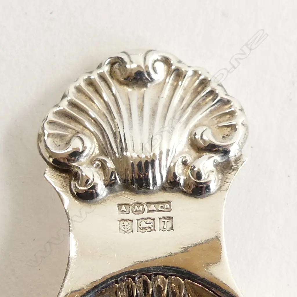 4 PCS STG SILVER; SAUCE LADLE (WOODEN HANDLE), SUGAR TONGS, SHELL SHAPED TEA CADDY SCOOP & SUGAR SPOON 88GMS Image 1++