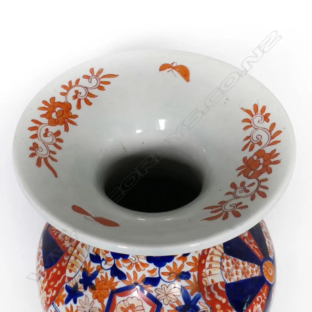A Japanese Meiji period Imari floor vase, Image 1++