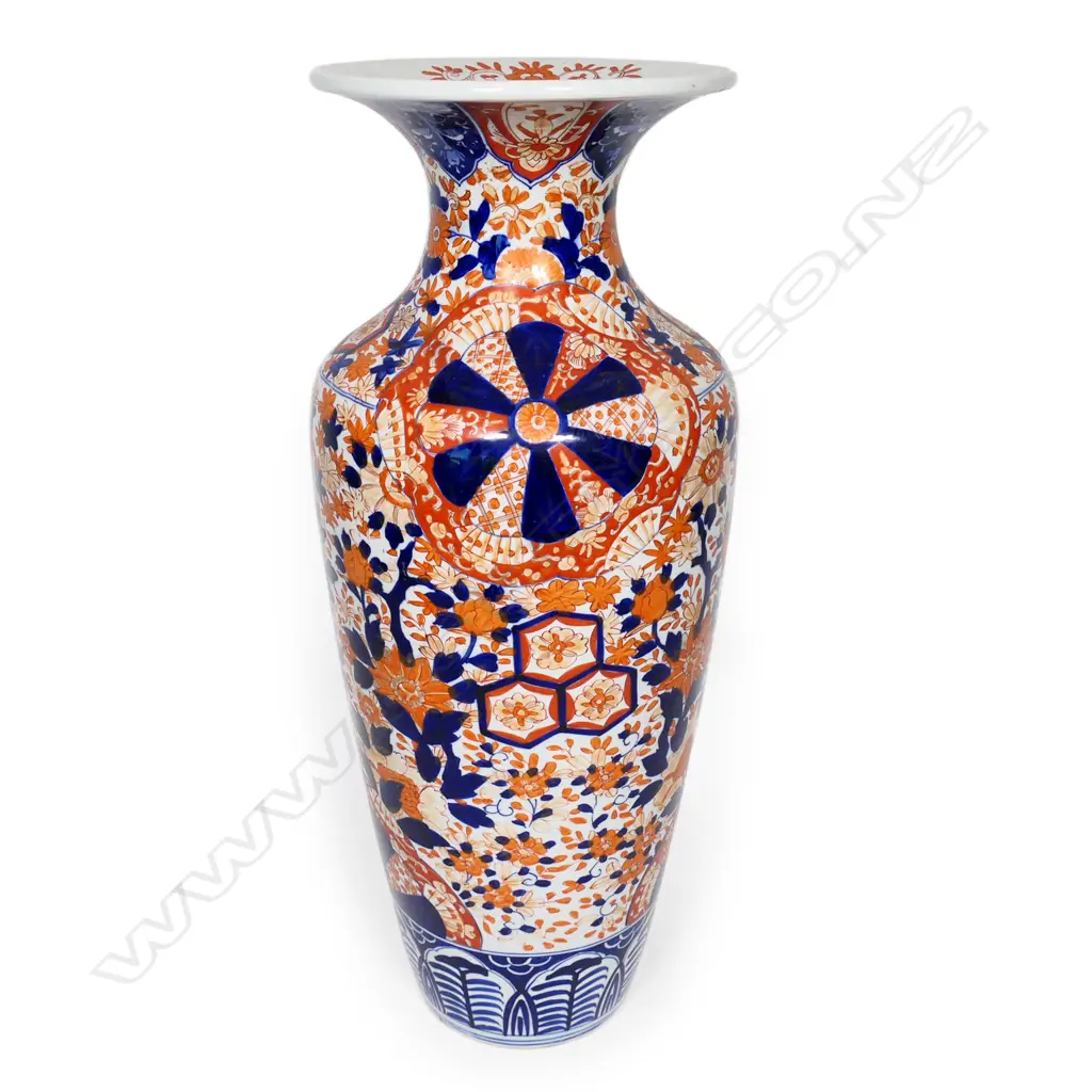 A Japanese Meiji period Imari floor vase, Image 1++