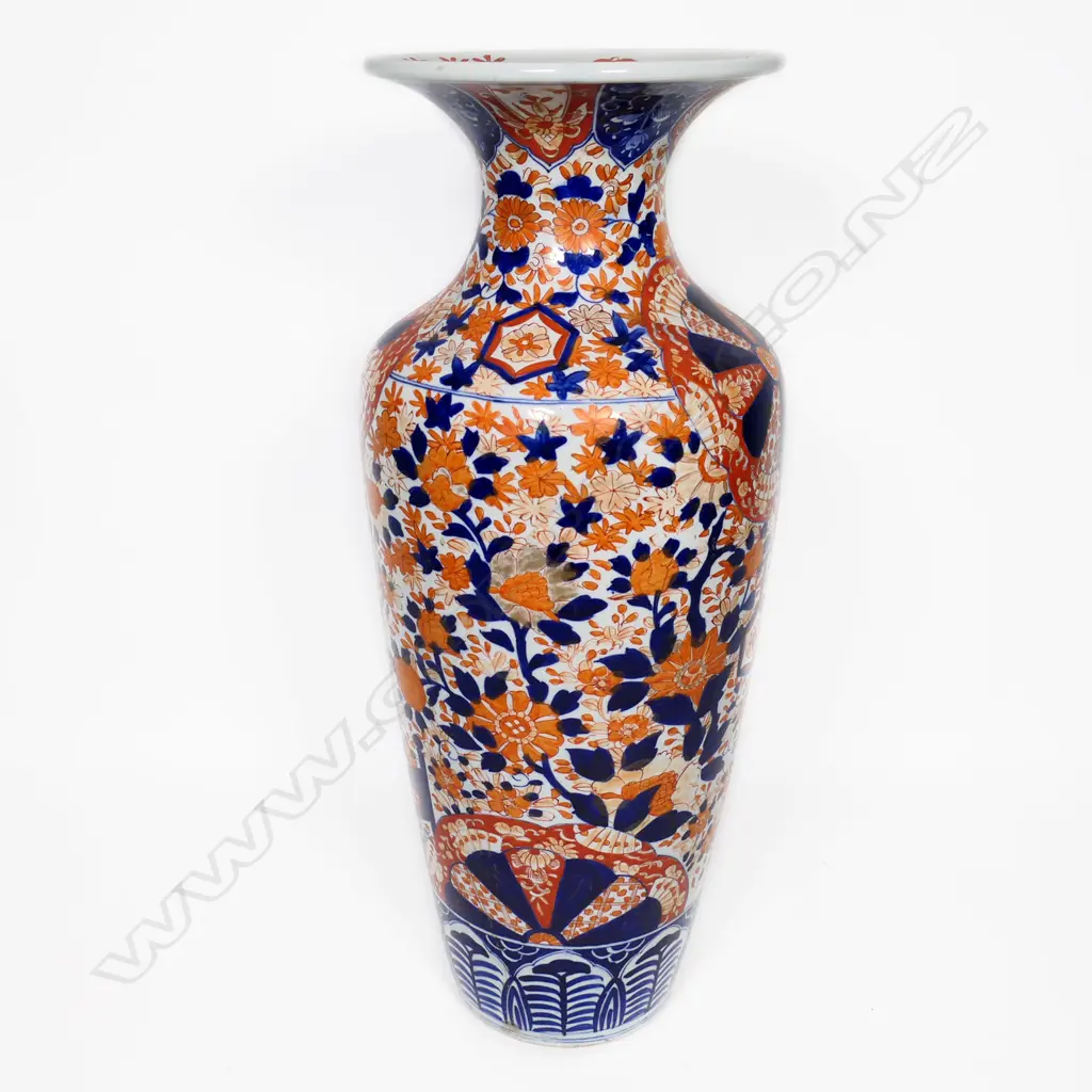 A Japanese Meiji period Imari floor vase, Image 1++