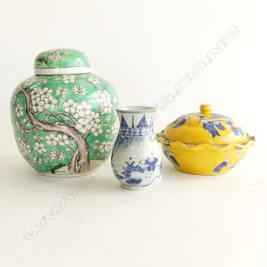 3 ORIENTAL CERAMICS; 2 LIDDED CONTAINERS; GREEN GINGER JAR H.200mm, YELLOW & BLUE + B/W VASE H.110mm