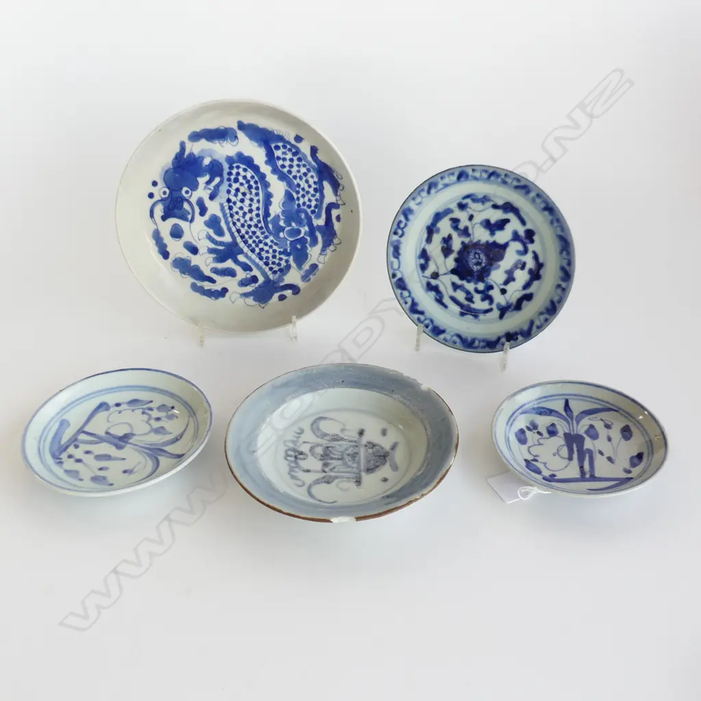 5 SMALL CHINESE CHING B/W PLATES; 1 TEK SING WRECK (CHIPS TO RIM) 150mm dia, DRAGON 185mm dia Image 1++