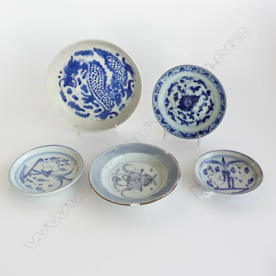 5 SMALL CHINESE CHING B/W PLATES; 1 TEK SING WRECK (CHIPS TO RIM) 150mm dia, DRAGON 185mm dia