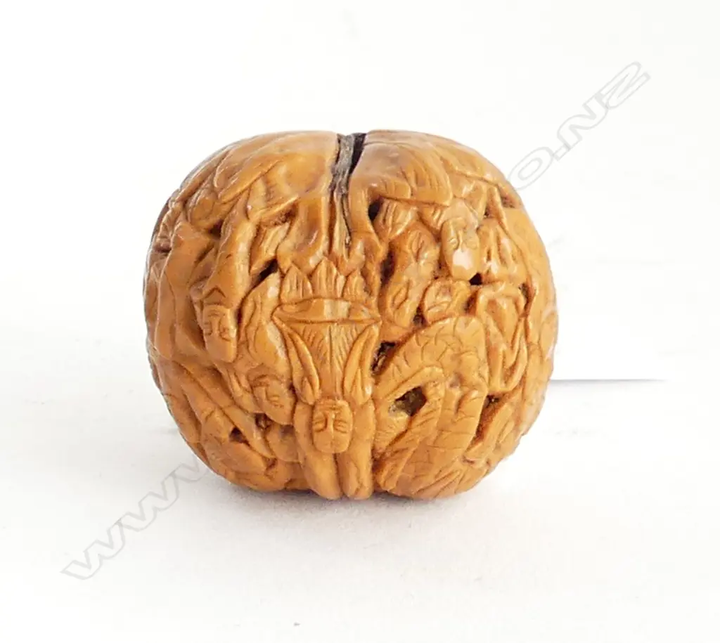 VINTAGE CHINESE CARVED WALNUT WITH FIGURES AND ANIMALS L. 40mm Image 1++