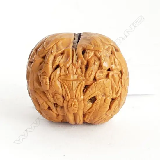VINTAGE CHINESE CARVED WALNUT WITH FIGURES AND ANIMALS L. 40mm