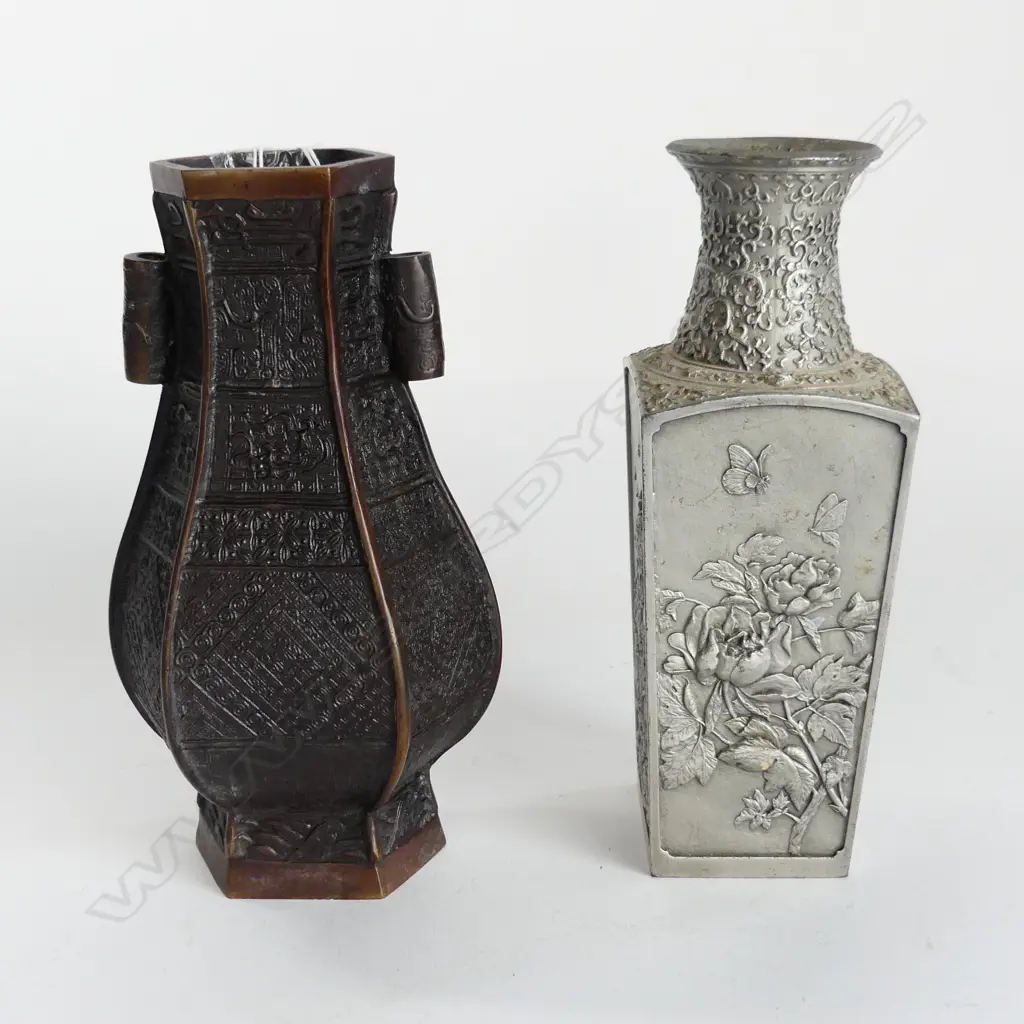 2 METAL ORIENTAL VASES H.200mm Image 1++