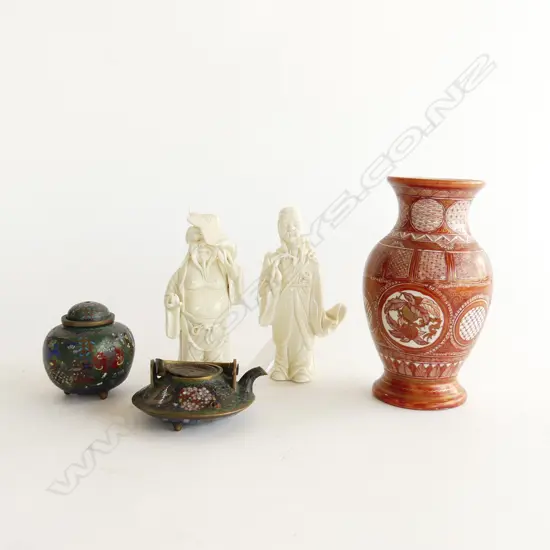 5 ORIENTAL PCES; VASE H.155mm, 2 WHITE CERAMIC MEN, 2 CLOISONNE 