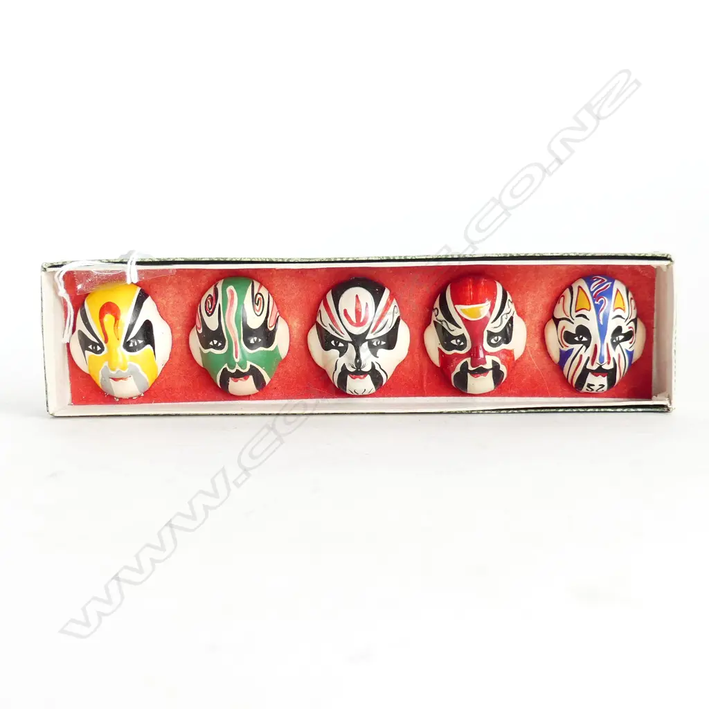 FIVE VINTAGE MINIATURE CHINESE HAND PAINTED OPERA MASKS IN BOX Image 1++