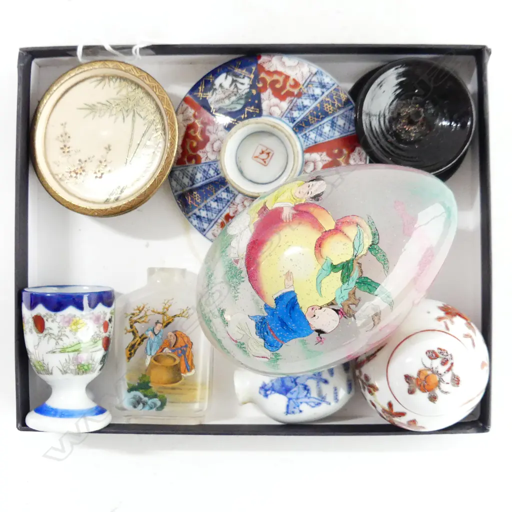 8 ASSORTED CHINESE & JAPANESE COLLECTABLES – GLASS EGG ON STAND, SNUFF BOTTLES, GINGER JAR, ETC Image 1++