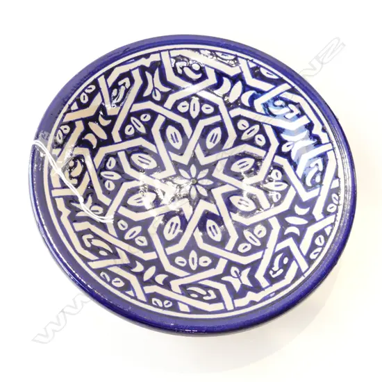 VINTAGE MOROCCAN BLUE & WHITE WALL PLATE, DIA 190mm