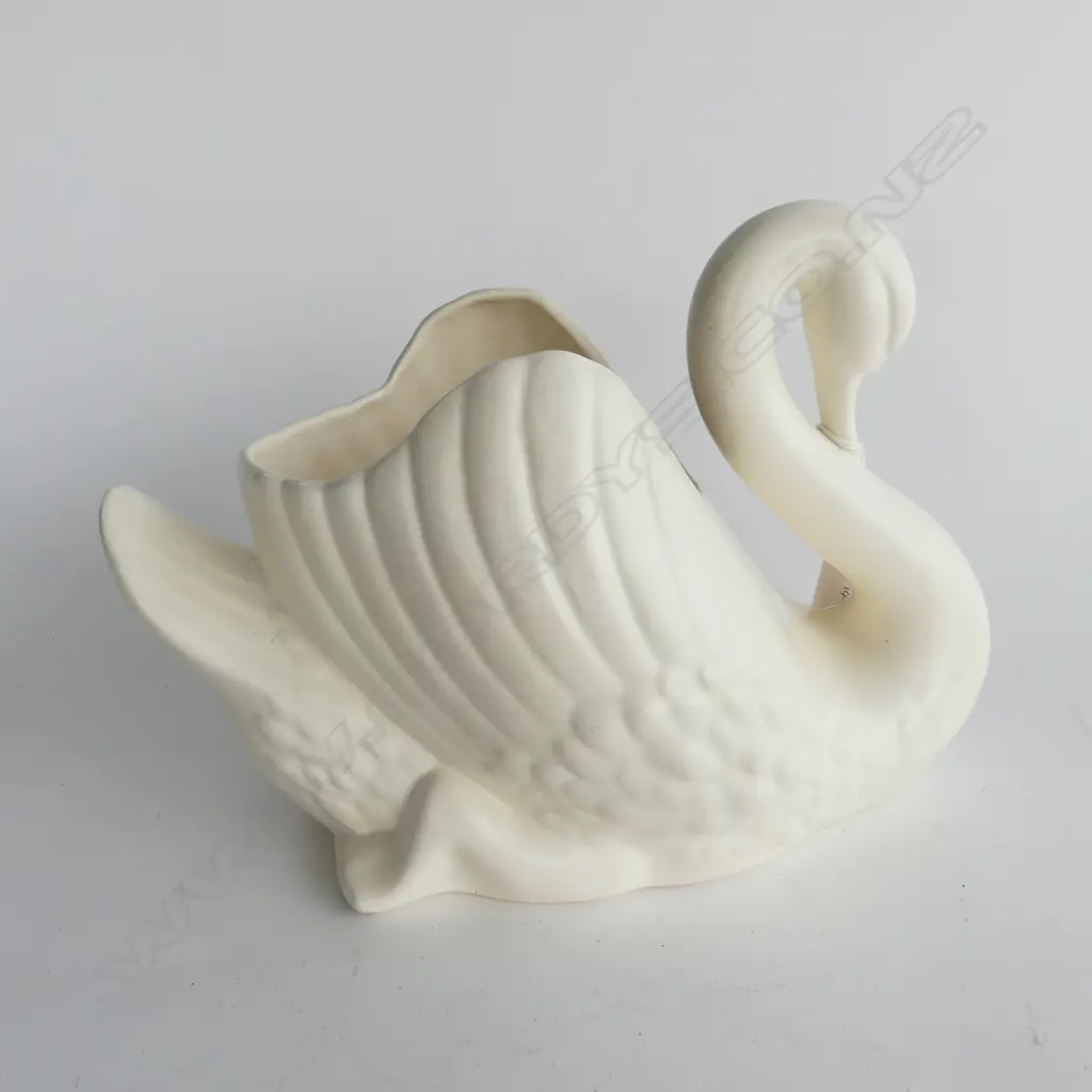 CROWN LYNN SWAN. (DOT) 170 & 1950S MARK. SOME INTERIOR DISCOLORATION. L.280mm Image 1++