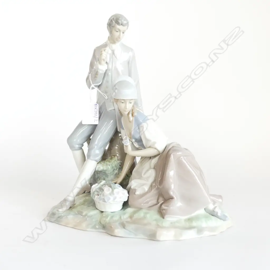 LG LLADRO; LADY & GENT w. BASKET (HANDLE LOST) H.290mm Image 1++