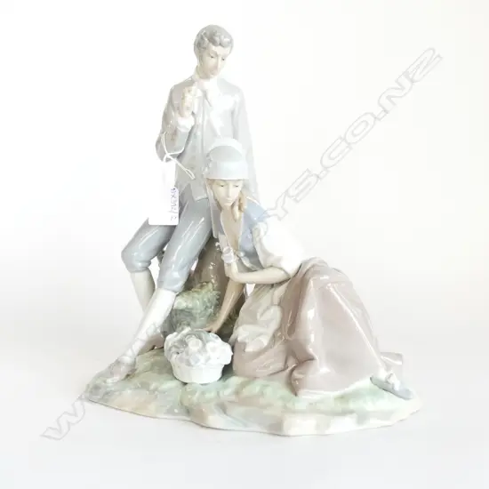 LG LLADRO; LADY & GENT w. BASKET (HANDLE LOST) H.290mm