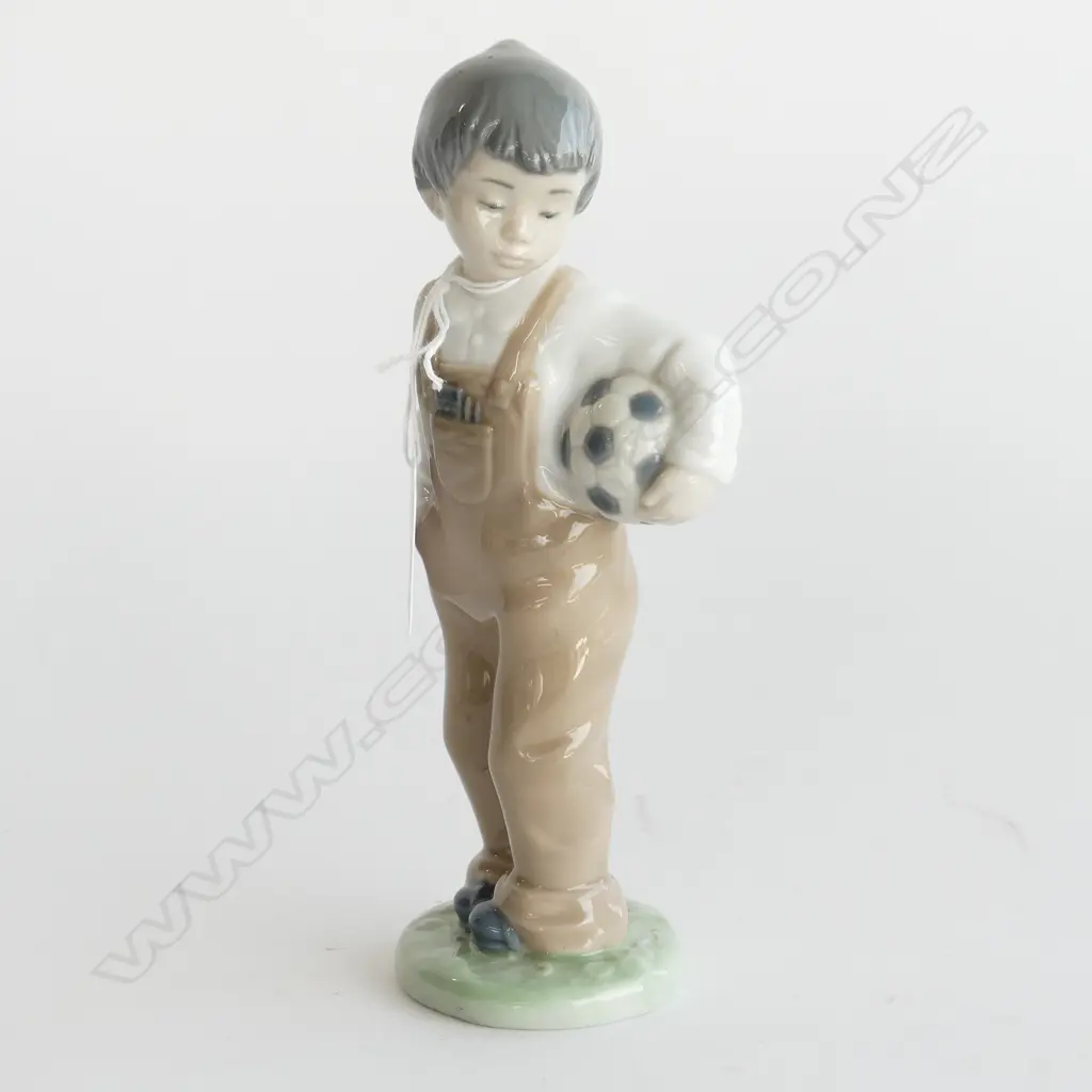 NAO BOY w. SOCCER BALL H.185mm Image 1++