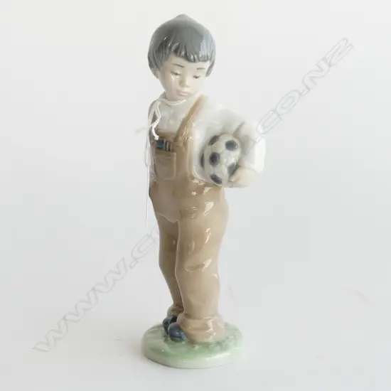 NAO BOY w. SOCCER BALL H.185mm