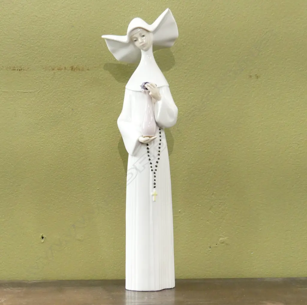 LLADRO NUN w. VASE OF FLOWERS #5550 H. 165mm all fingers broken Image 1++