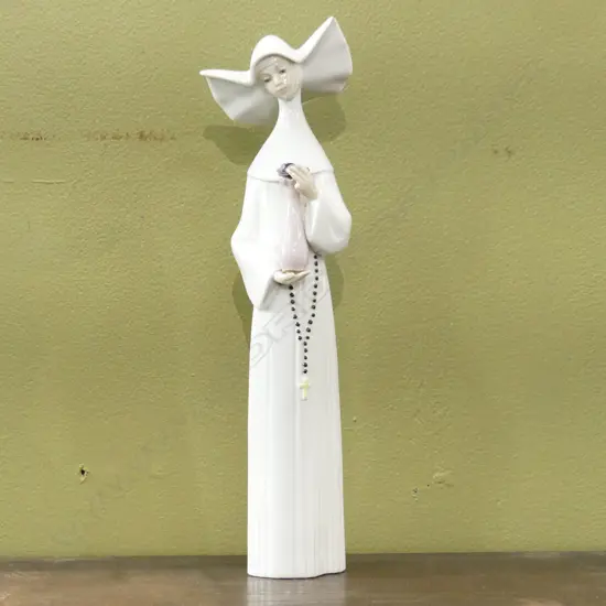 LLADRO NUN w. VASE OF FLOWERS #5550 H. 165mm all fingers broken