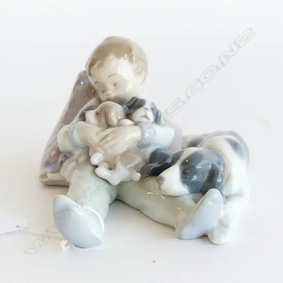 LLADRO #1535 BOY w. DOGS L.185mm