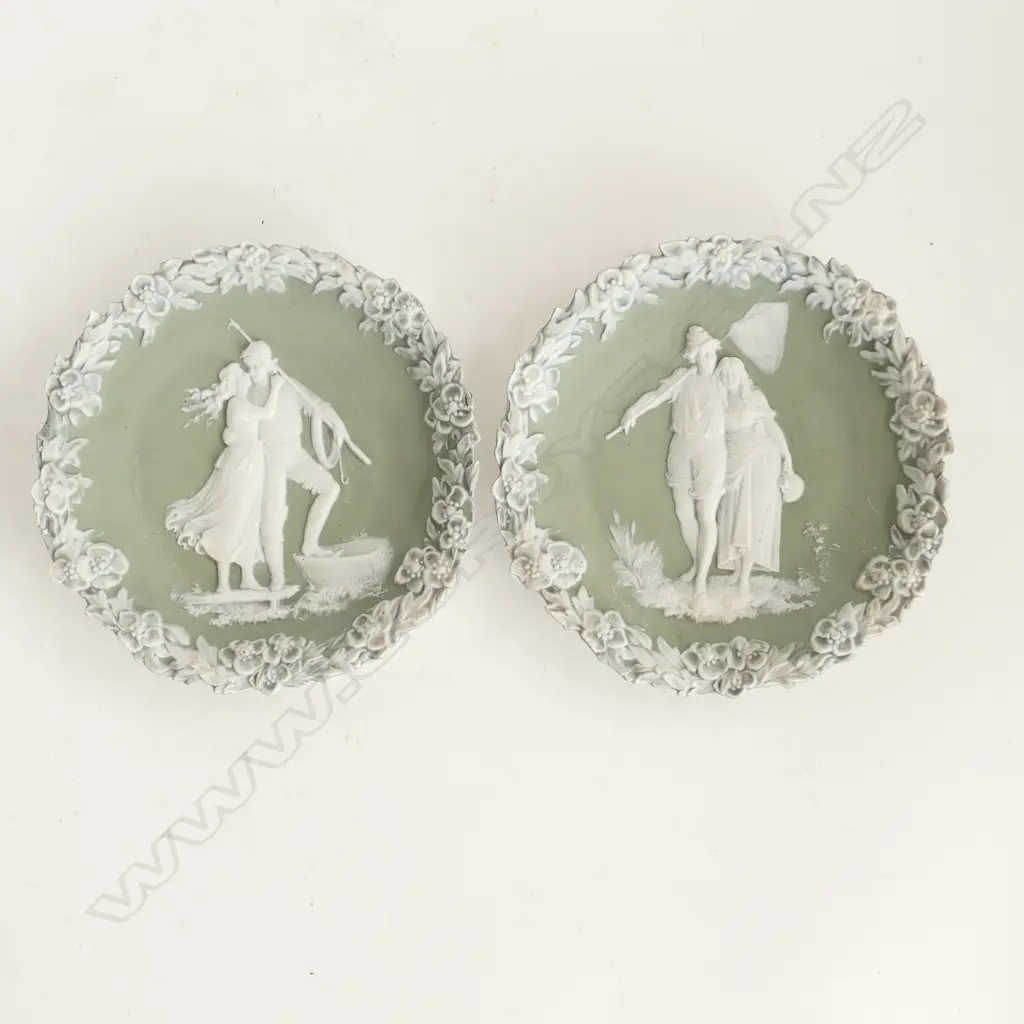 PR ART NOUVEAU GERMAN LIGHT GREEN & WHITE CLASSICAL JASPERWARE WALL PLAQUES, DIA 140mm Image 1++