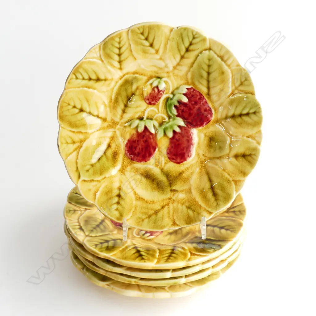 5 SARREGUEMINES MAJOLICA STRAWBERRY SIDE PLATES 190mm dia  Image 1++