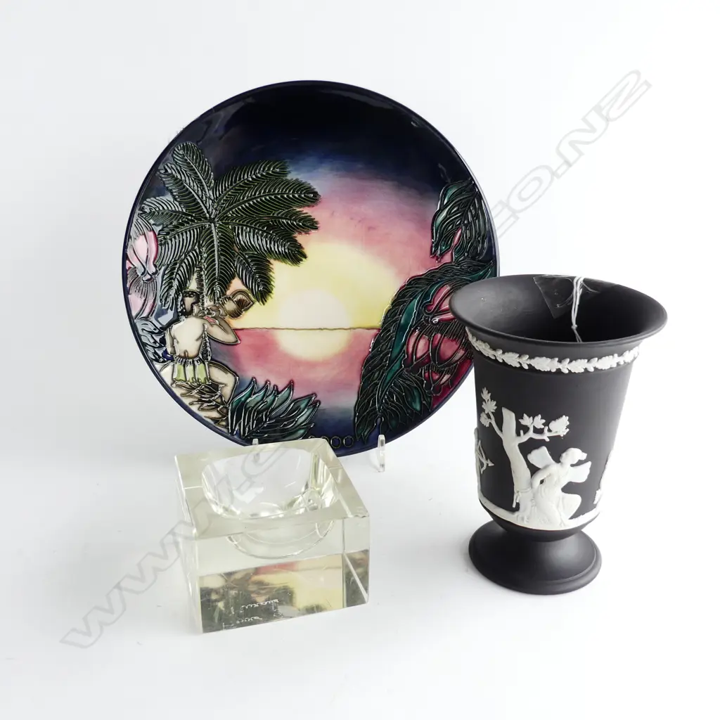 CLEAR MURANO ASH TRAY 80x80mm (chip), BLACK WEDGWOOD VASE H.140mm, MOORCROFT 2000 MILLENIUM PLATE 225mm dia, BOXED Image 1++