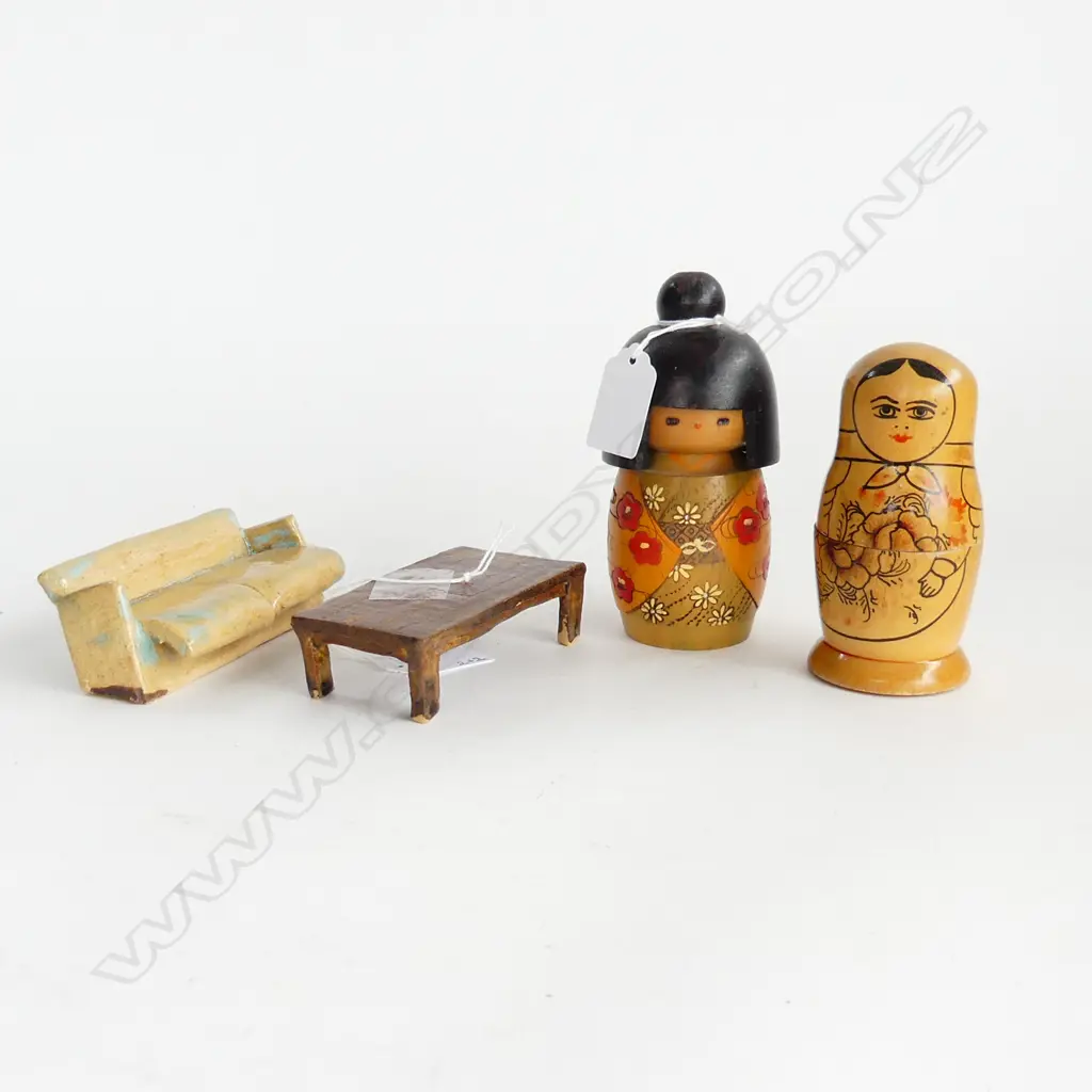 2 WOODEN DOLLS; RUSSIAN MATRYOSHKA, JAPANESE H.125mm + CERAMIC SOFA & TABLE L.100mm Image 1++