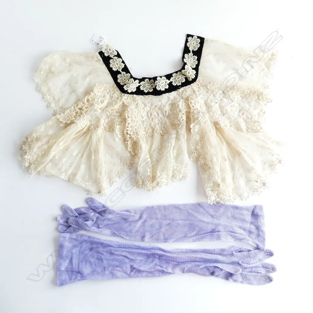 ANTIQUE LACE CAPE & LILAC GLOVES Image 1++