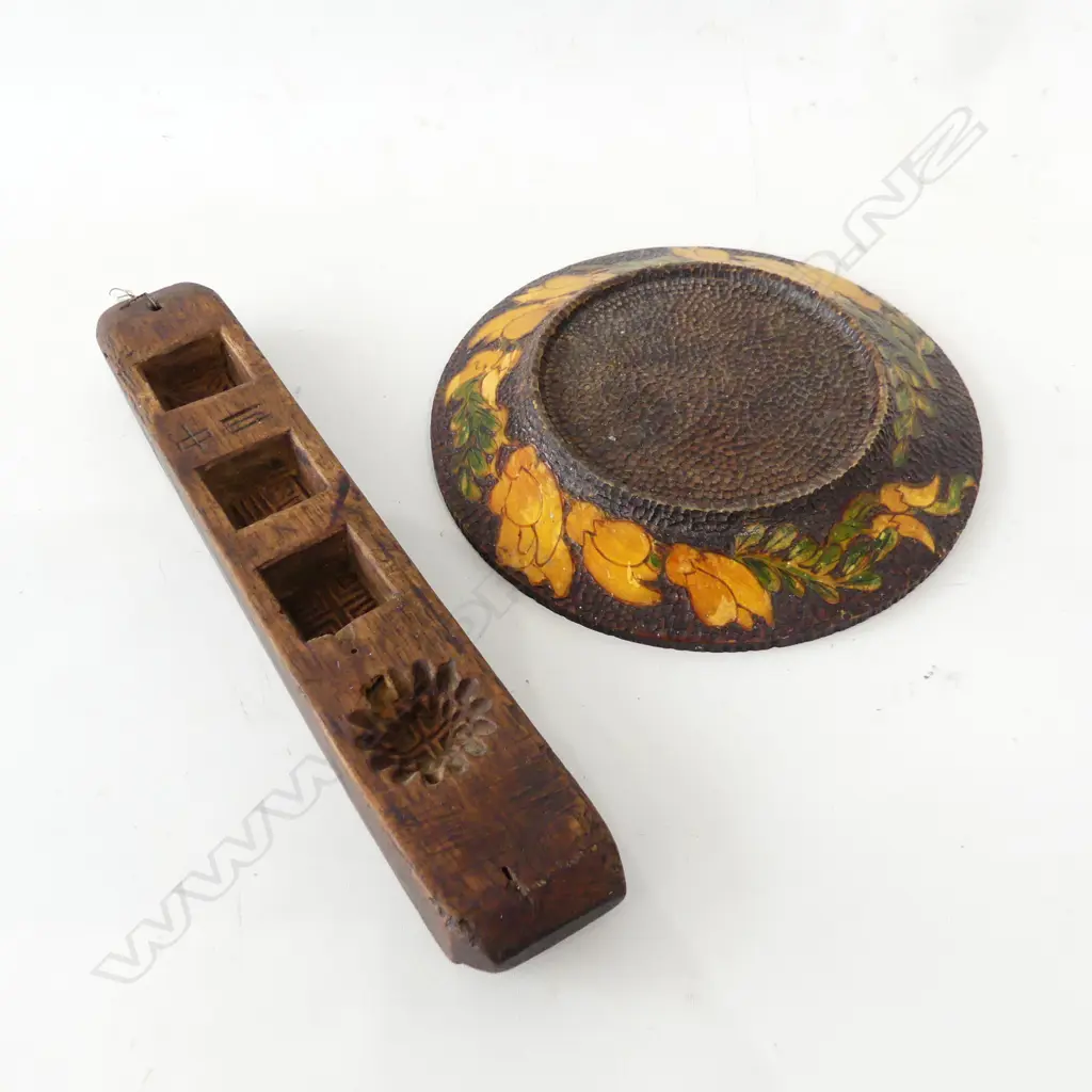 VINTAGE WOODEN ITEMS; , BISCUIT MOULD & NZ KOWHAI POKER WORK STAND (DIA 175mm) Image 1++