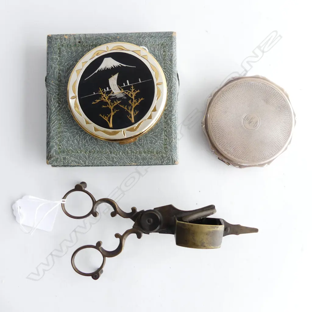CANDLESNUFFER STERLING SILVER AND DAMSACENE TYPE COMPACTS. Image 1++