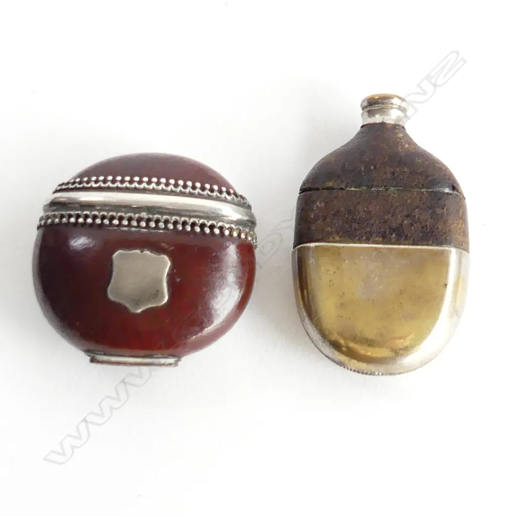  SILVER MOUNTED CHESTNUT VESTA CASE AND HIP FLASK VESTA CASE Image 1++