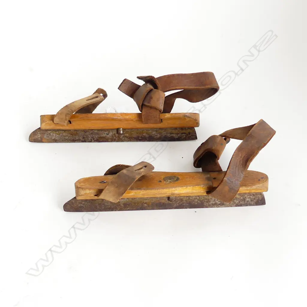CHILDS ANTIQUE WOODEN ICE SKATES WITH LEATHER FITTINGS AND STEEL BLADES L. 200mm Image 1++
