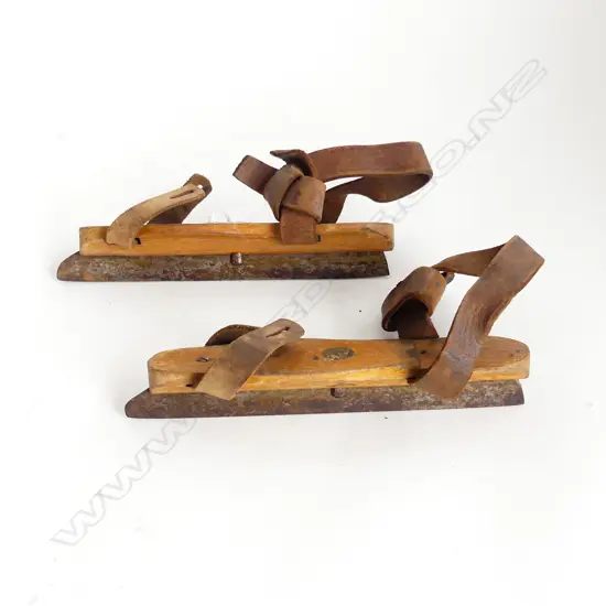 CHILDS ANTIQUE WOODEN ICE SKATES WITH LEATHER FITTINGS AND STEEL BLADES L. 200mm