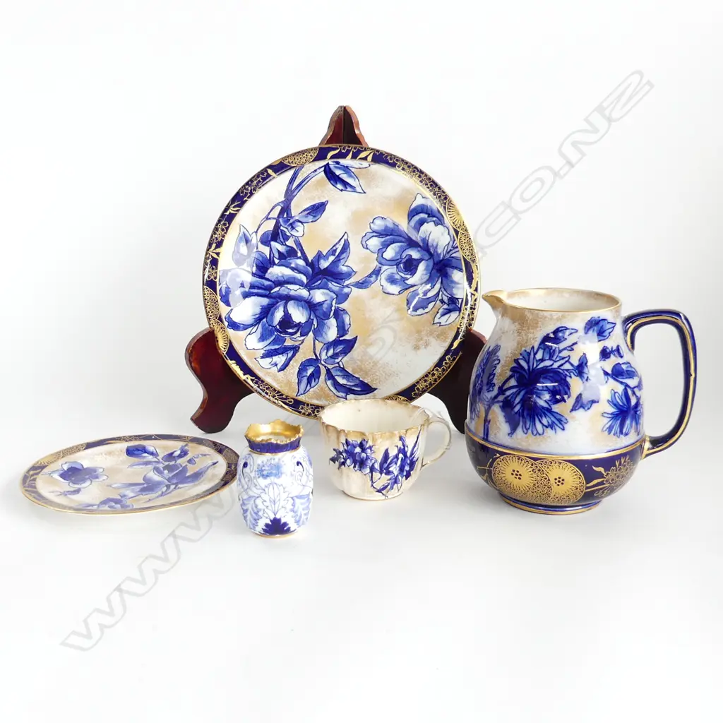 5 PCES DOULTON BURSLEM BLUE IRIS; 2 PLATES 230mm dia (CHIPS) + JUG H.140mm, CUP & MINI VASE H.70mm Image 1++