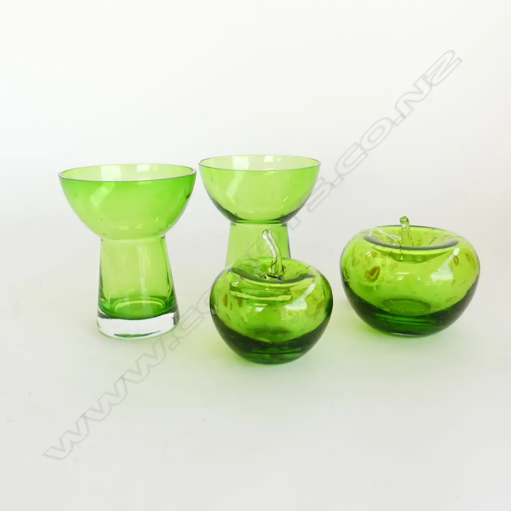 4 PCES GREEN GLASS; 2 APPLES + PR VASES H.140mm Image 1++