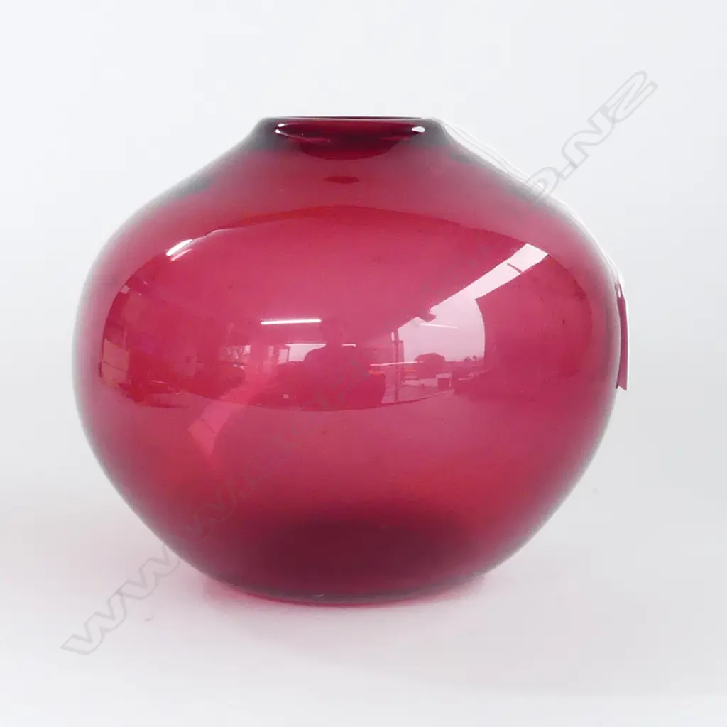 ATTRIB. GARY NASH RUBY COLOURED VASE H. 200mm Image 1++