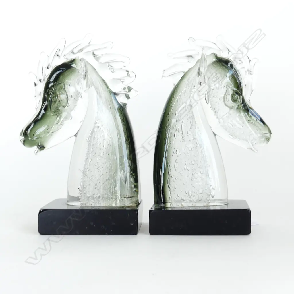 PR ART GLASS HORSE HEADS ON STAND H. 200mm Image 1++