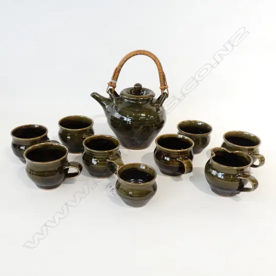 CLIFFORD SMITH NZ STUDIO POTTERY 10 PC TEA SET; TEAPOT, 6 CUPS, 2 BOWLS & 1 JUG