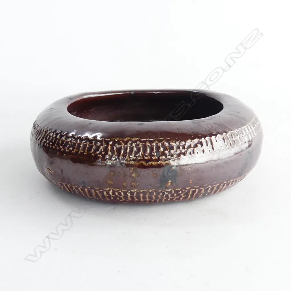 CHRISTCHURCH STUDIO POTTERY FLOAT BOWL, DIA 160MM Image 1++