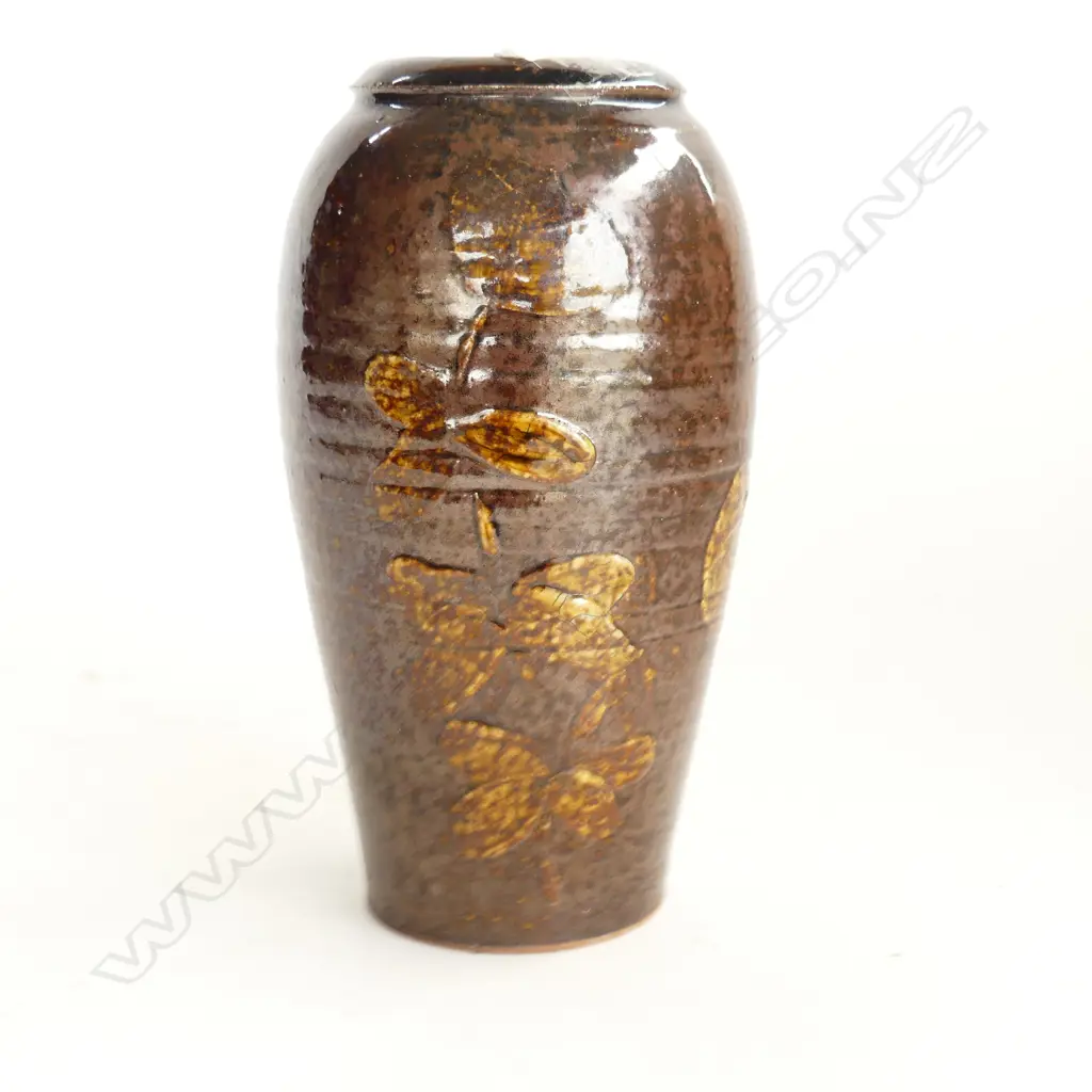 TOBY STAFFORD VASE WITH SGRAFFITO FLORAL DECORATION H. 205mm Image 1++