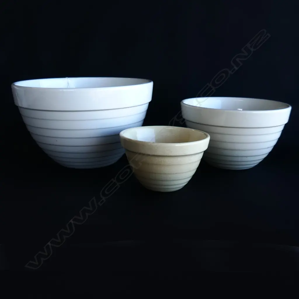 3 GRADUATING BEEHIVE MIXING BOWLS 240,190,130mm dia smallest w. crazing Image 1++