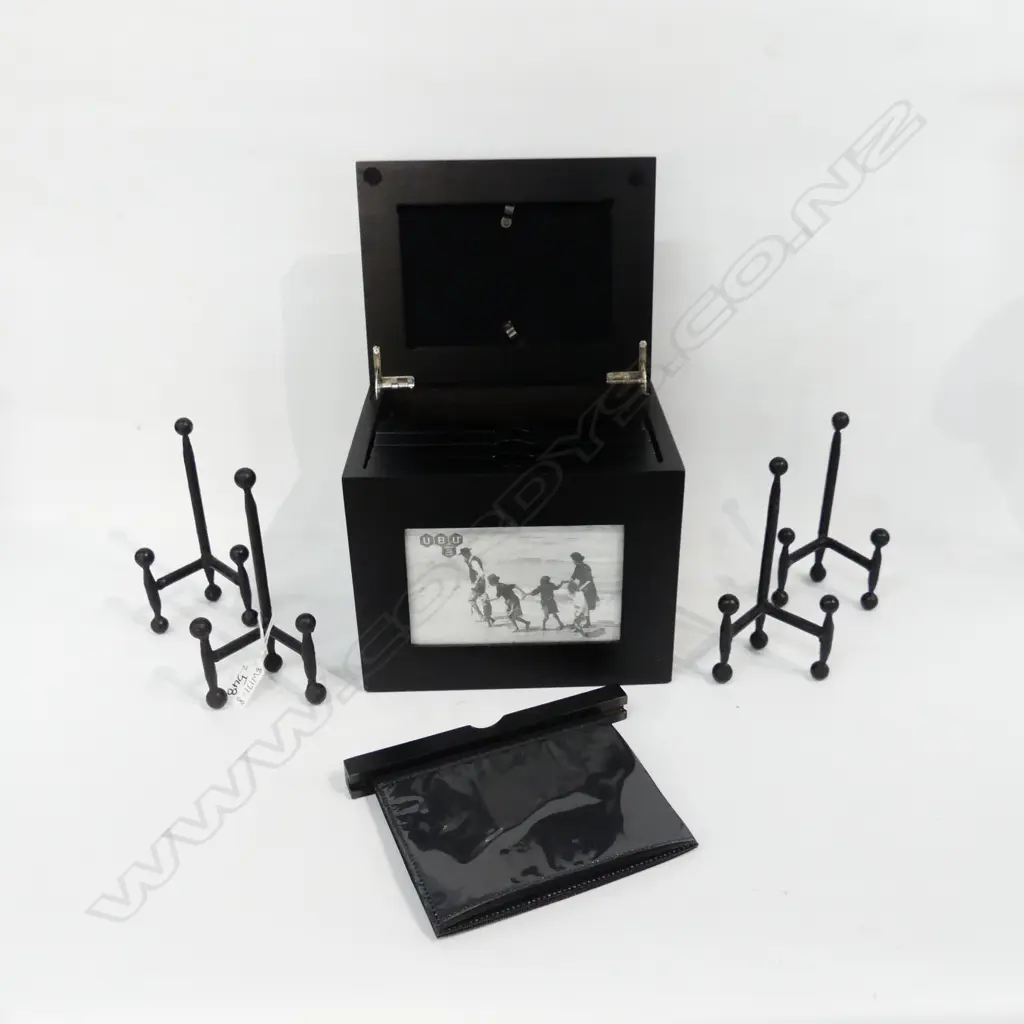 EBONISED PHOTO BOX w. 5 INTERNAL ALBUM SLEEVES + 4 WROUGHT IRON PLATE STANDS H.155mm Image 1++