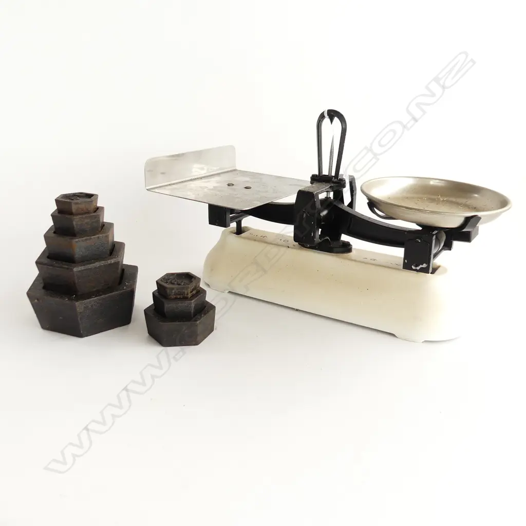 AVERY SCALES w. 8 METRIC WEIGHTS W.360mm Image 1++