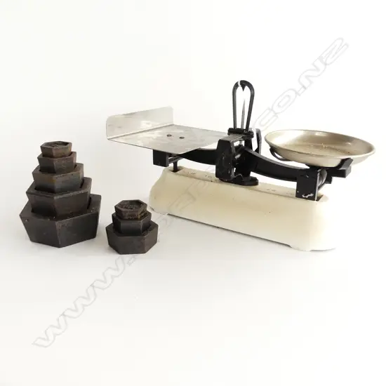 AVERY SCALES w. 8 METRIC WEIGHTS W.360mm
