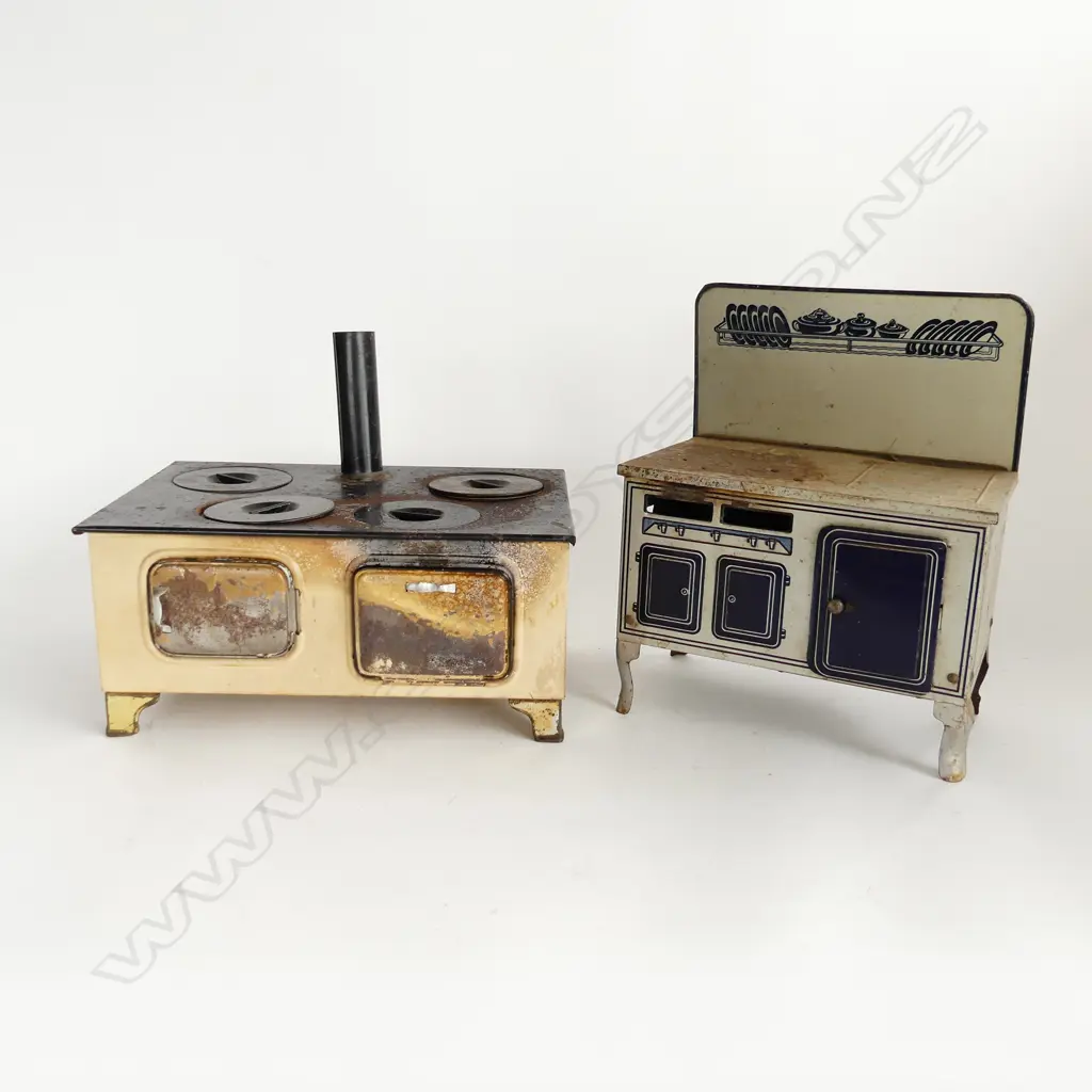 TWO VINTAGE CHILD’S TOY OVENS, ONE WITH KEROSENE BURNERS AND HOT PLATES L. 300mm L. 230mm Image 1++