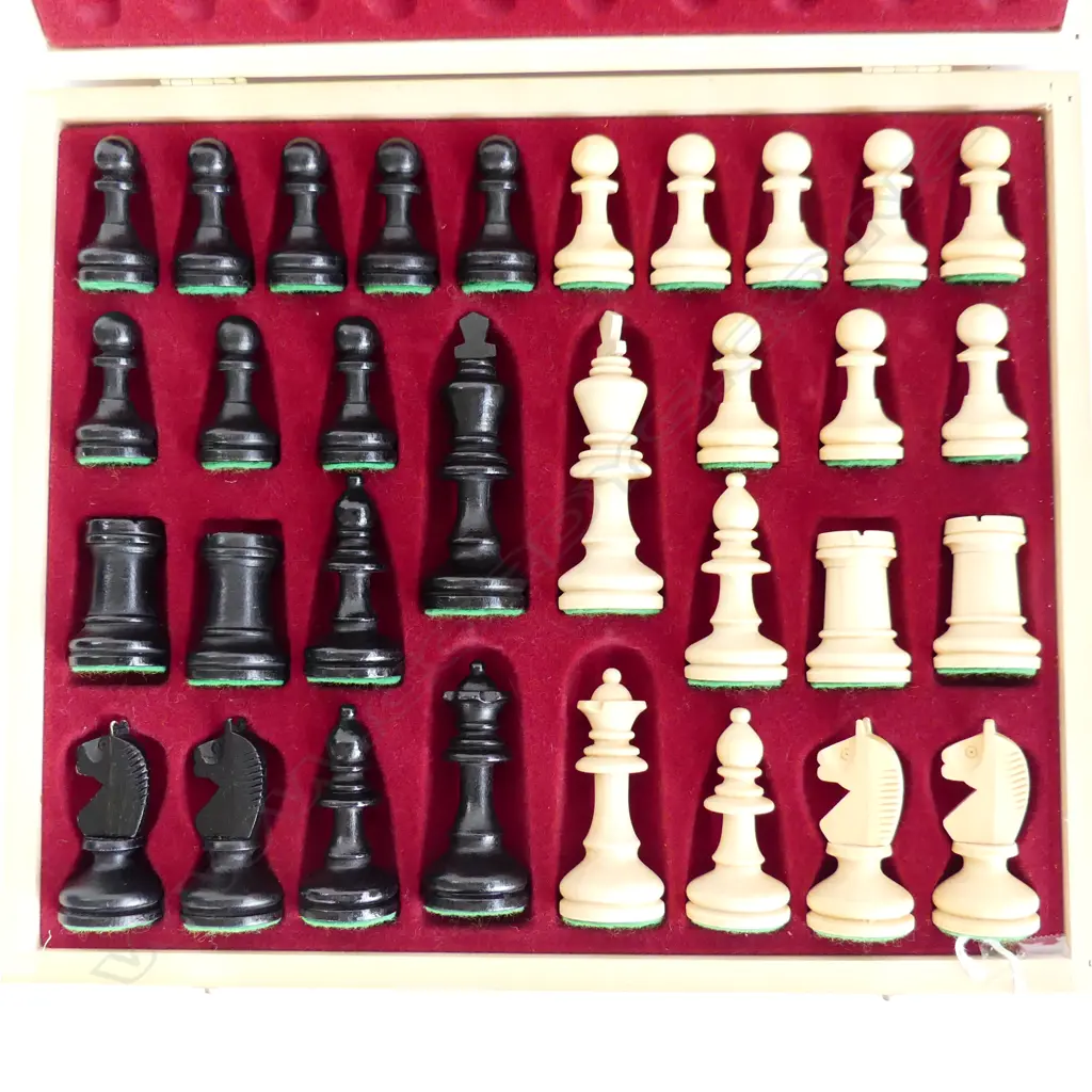 WOODEN BOXED SET CHESS PIECES  Image 1++